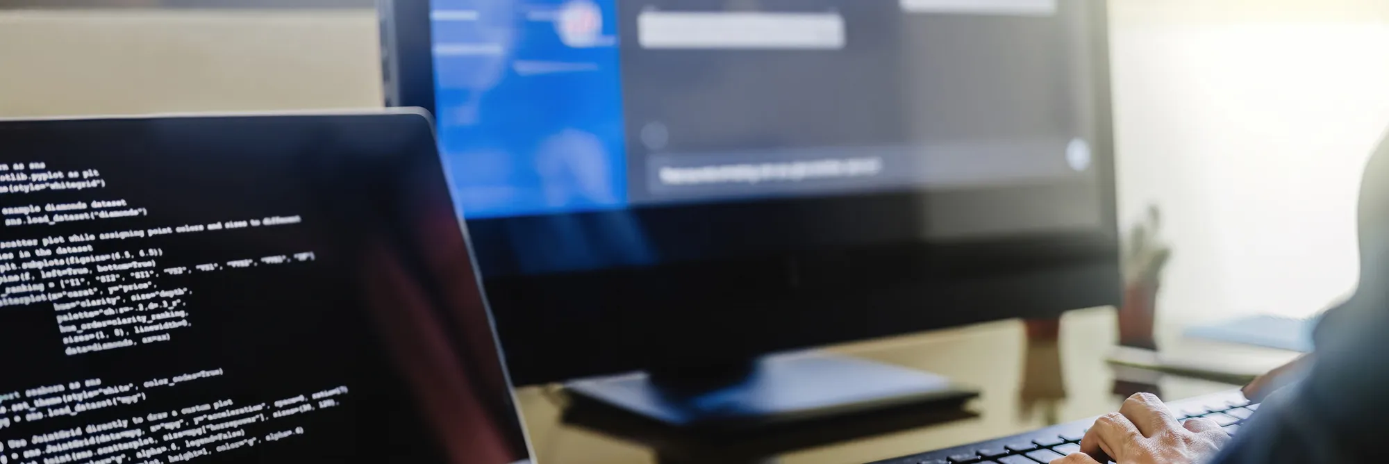 Programista przy komputerze z otwartym oknem asystenta AI