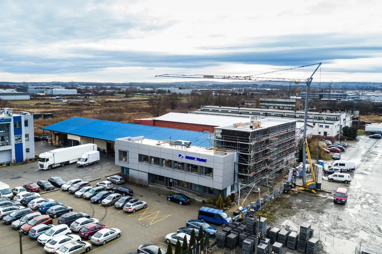 Zakład i parking firmy sfotografowane z drona