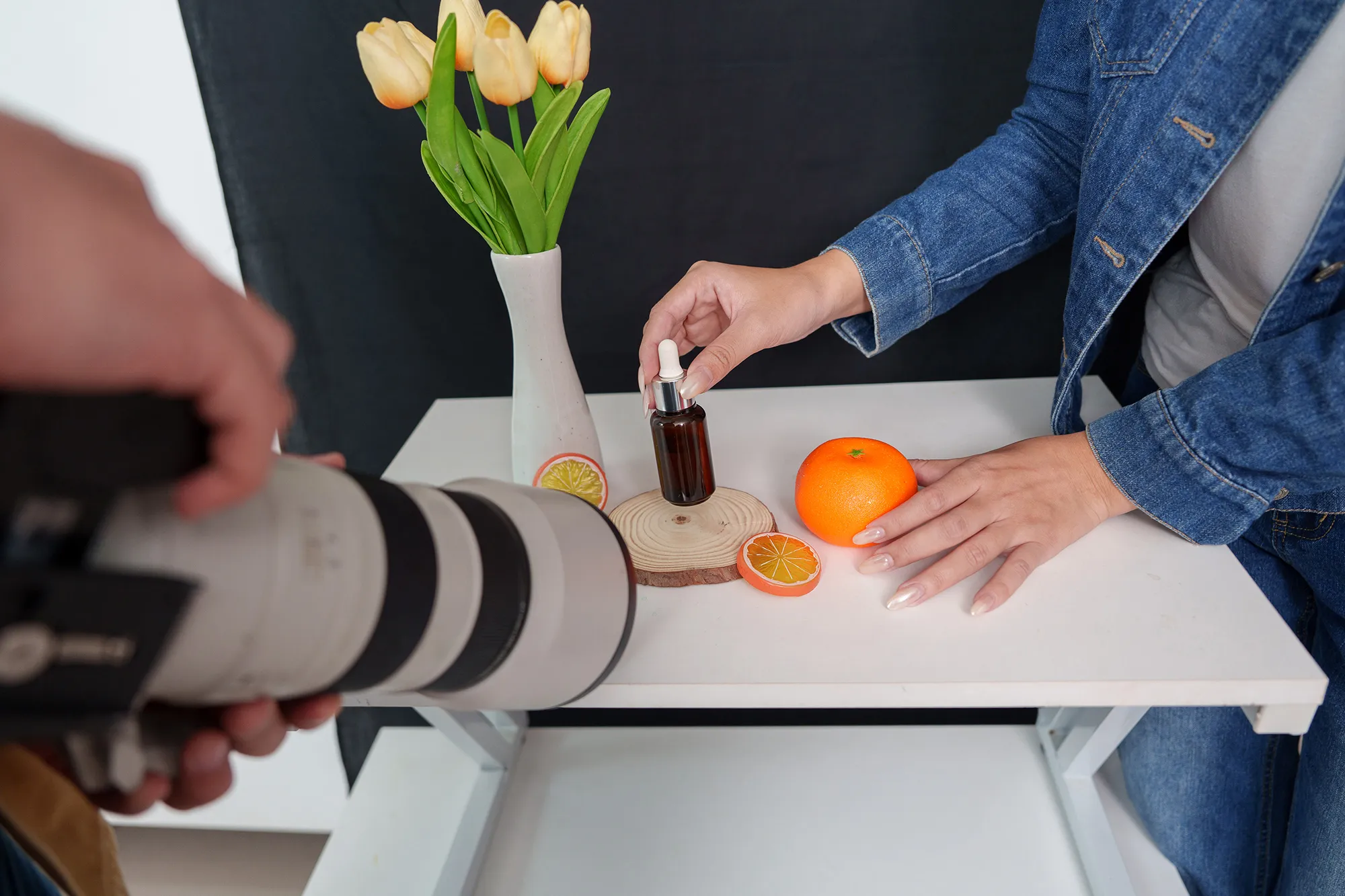 Zdjęcie produktowe: aranżacja kosmetyku z owocami i tulipanami przed obiektywem