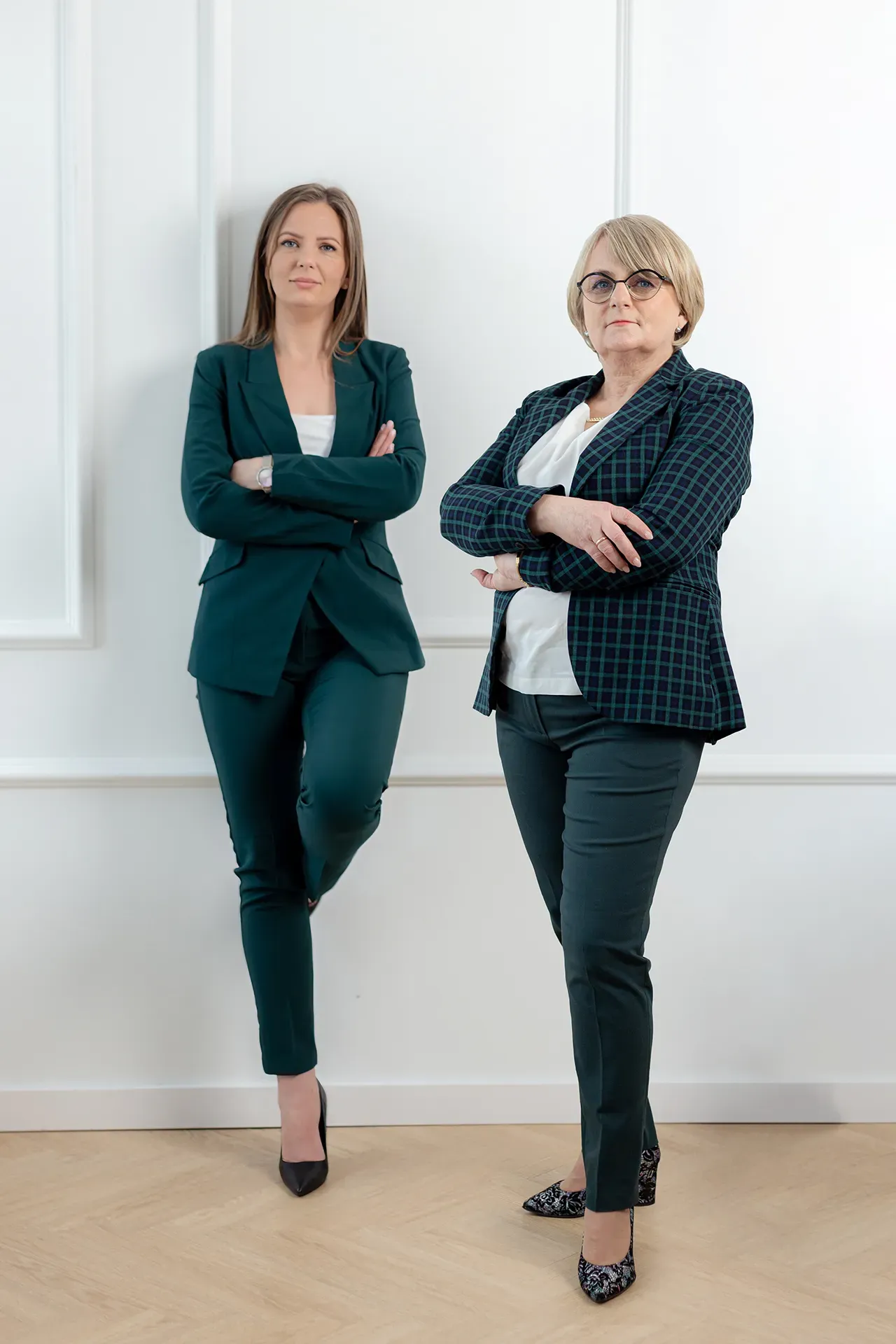 Agentki NJ Nieruchomości w strojach w kolorze marki