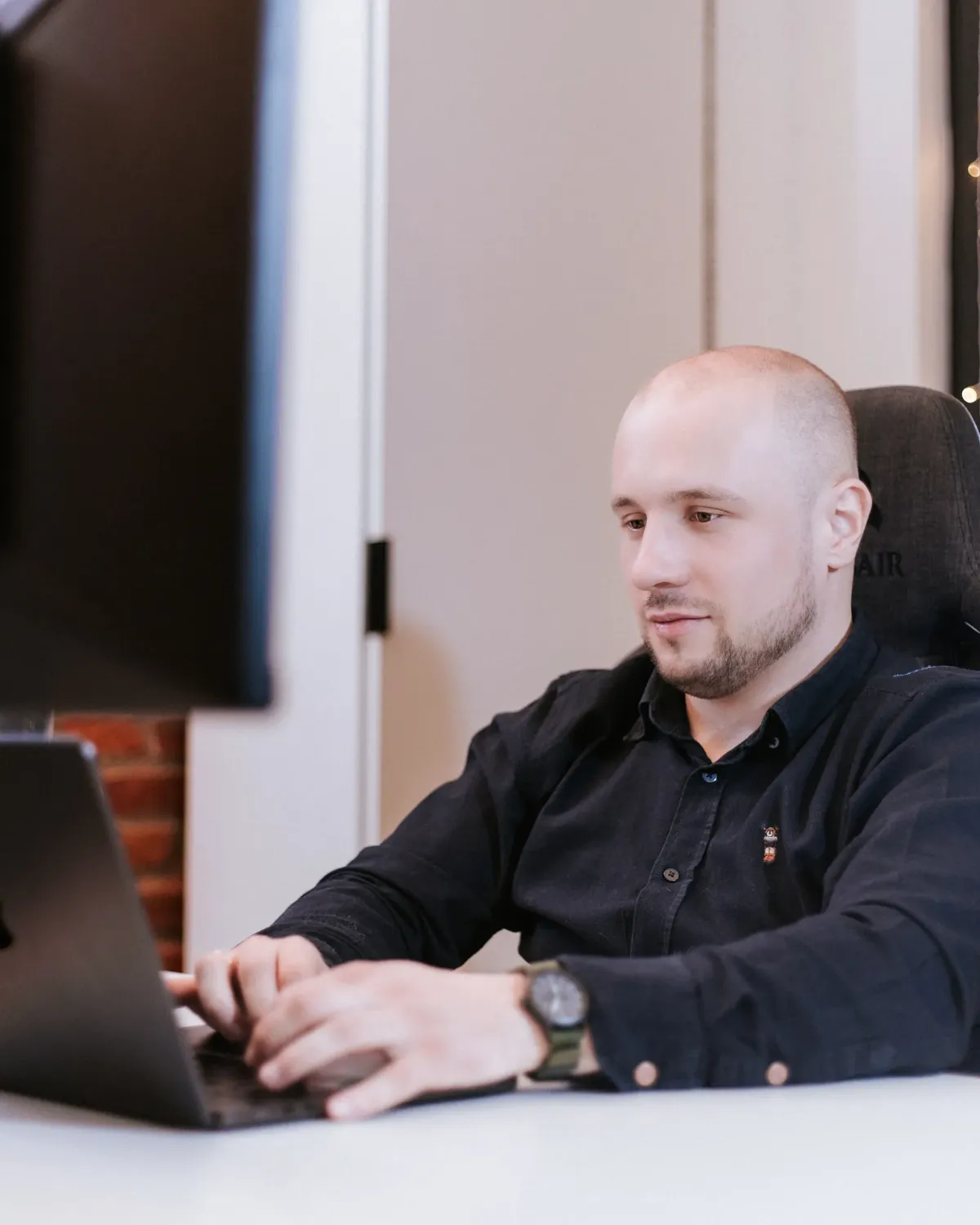Michał Gembacz przy pracy nad projektem klienta